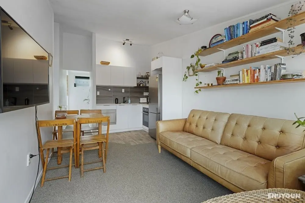 Central Quiet 2BR Apt - Wifi - Parking - Öne Çıkan Resim