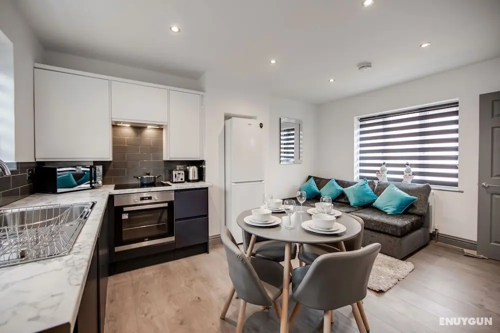 Centrally Located Modern House Near Ashford Town - Öne Çıkan Resim