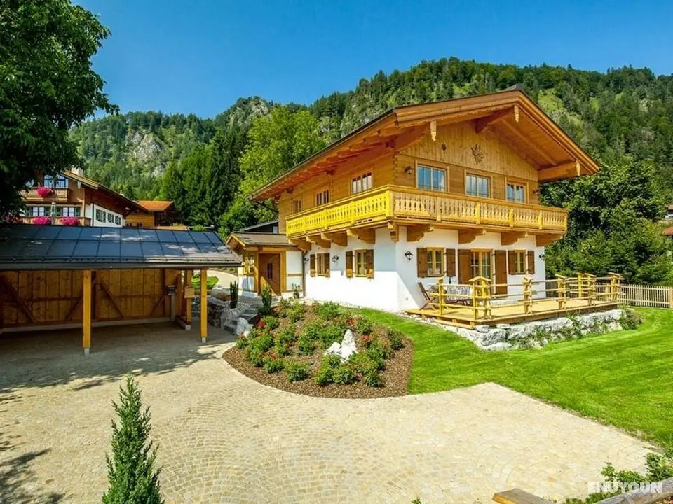 Chalet unter Weißblauem Himmel - Öne Çıkan Resim