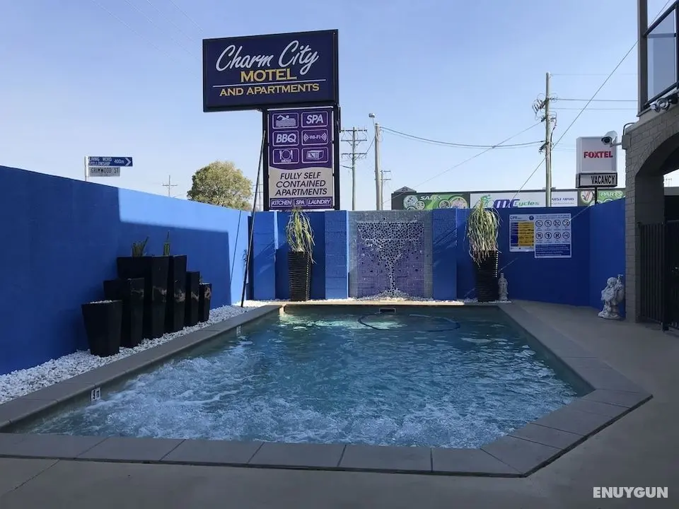 Charm City Motel - Havuz