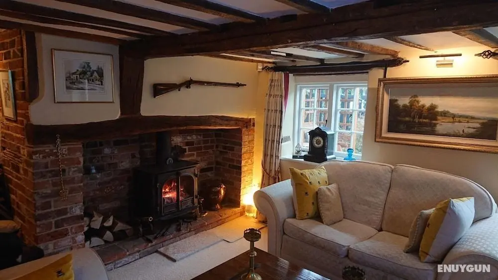 Charming 17th Century 2-bed Cottage in Mednemham - Öne Çıkan Resim