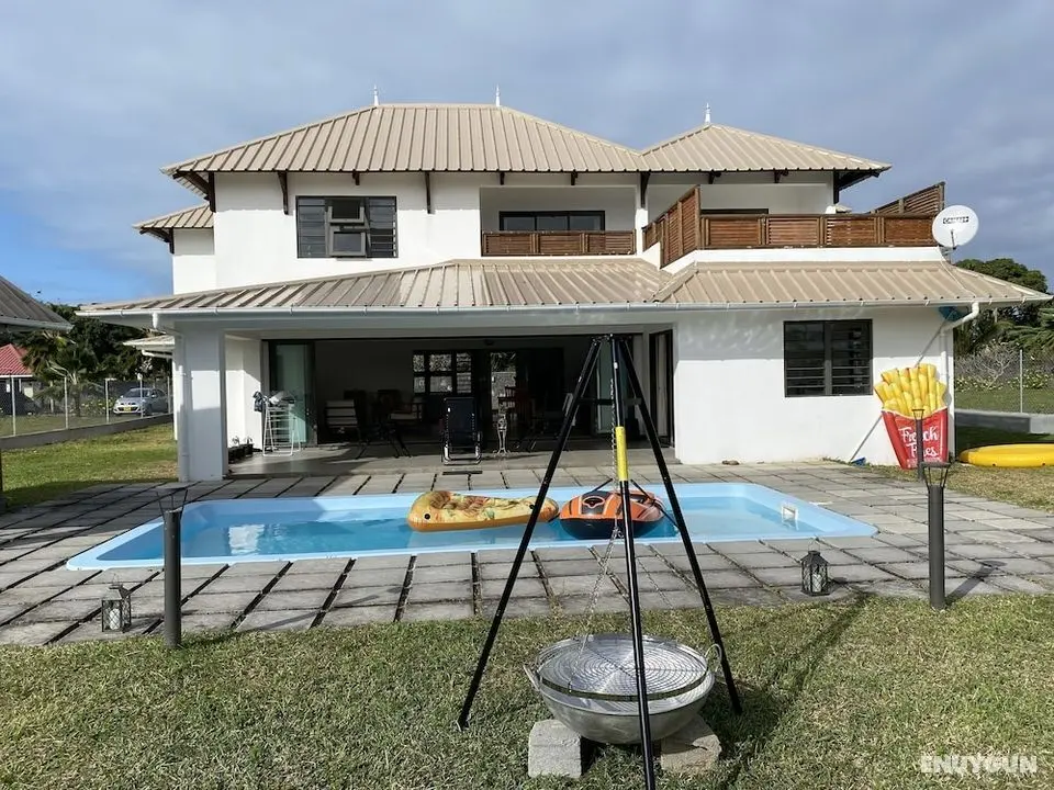 Charming 4-bed Villa in Beau Vallon - Havuz
