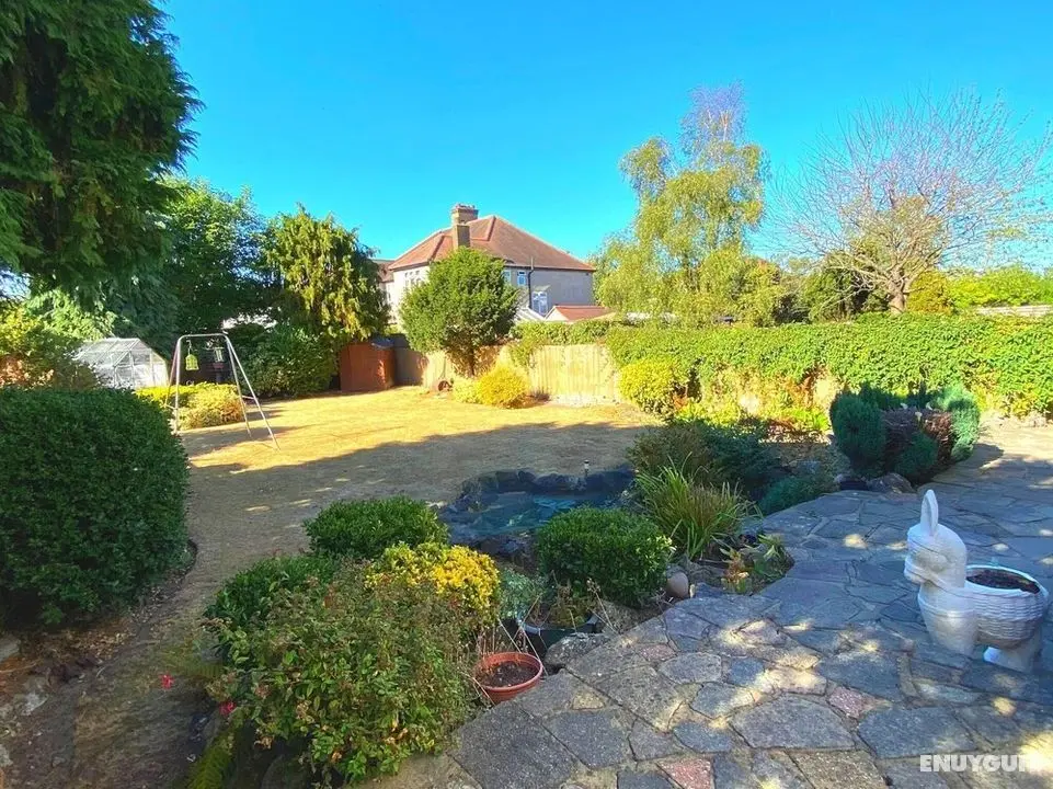 Charming 4-bed House in Croydon, Large Driveway - Dış Mekan