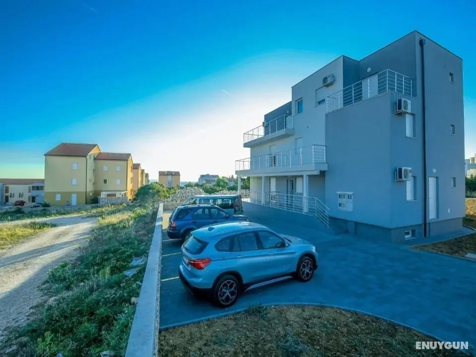 Charming Apartment in Novalja near Zrče Beach - Dış Mekan