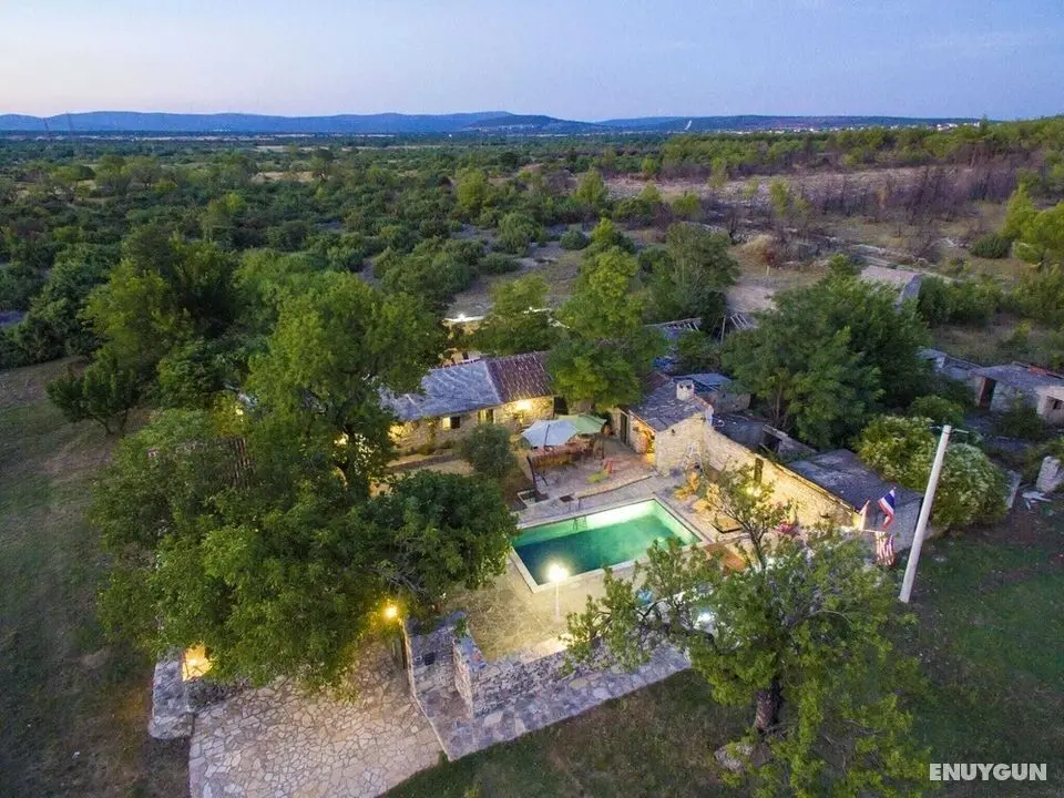 Charming Holiday Home in Bukovic With Pool - Dış Mekan