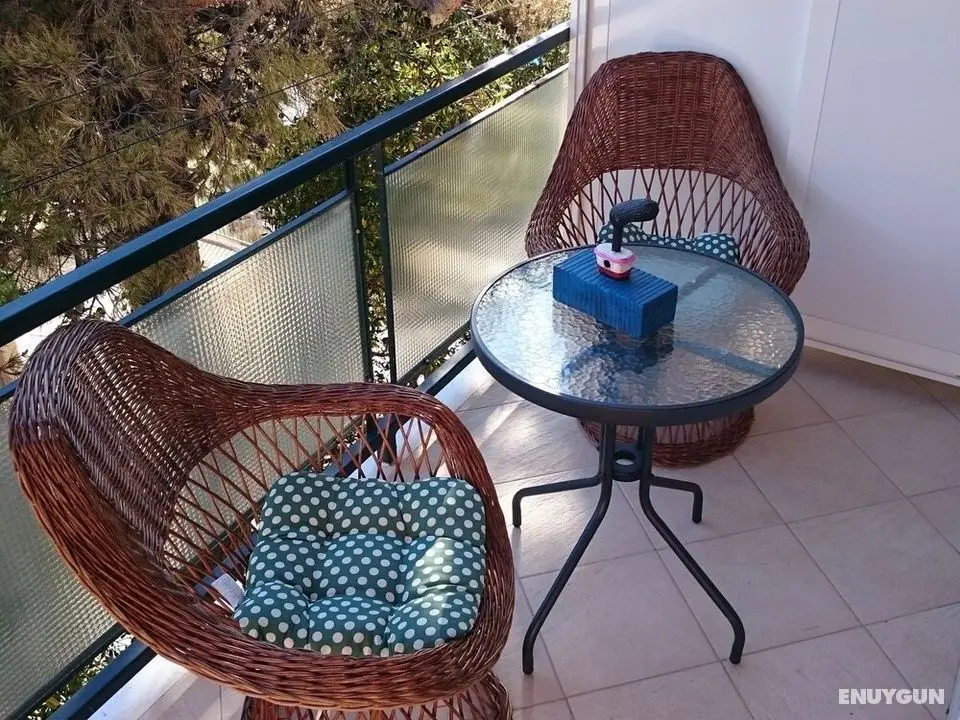 Charming Little Apartment With Balcony and Sea View, Near the Beach - Dış Mekan