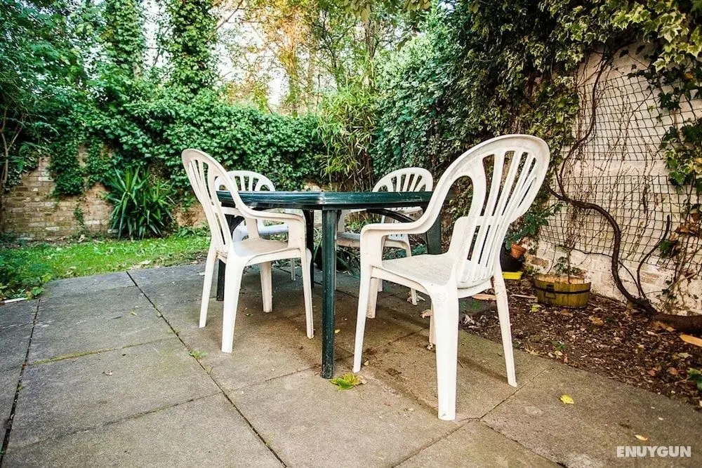 Charming Peaceful 2 Bed with Parking and Garden - Dış Mekan