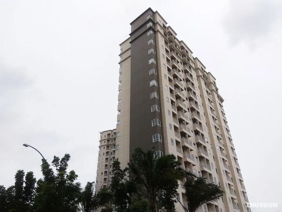 Chic and Cozy 1BR Apartment at Mustika Golf Residence - Dış Mekan