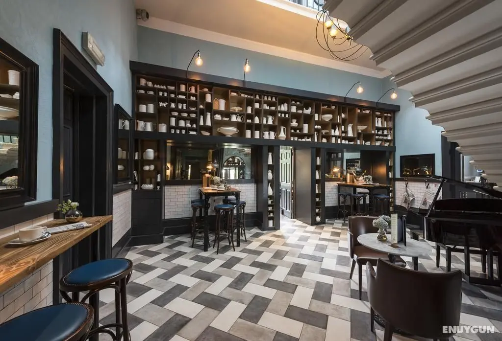 The Churchill - Genel