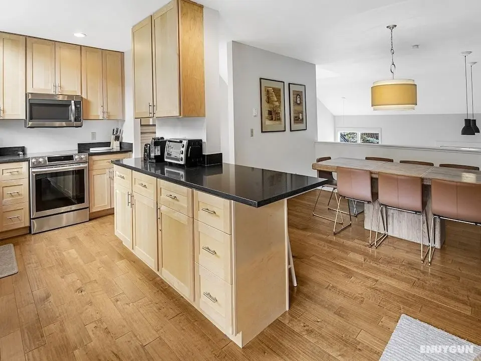 Coldstream Townhome 7 - Oda