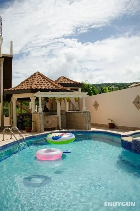 Colors Hideaway Estate - Öne Çıkan Resim