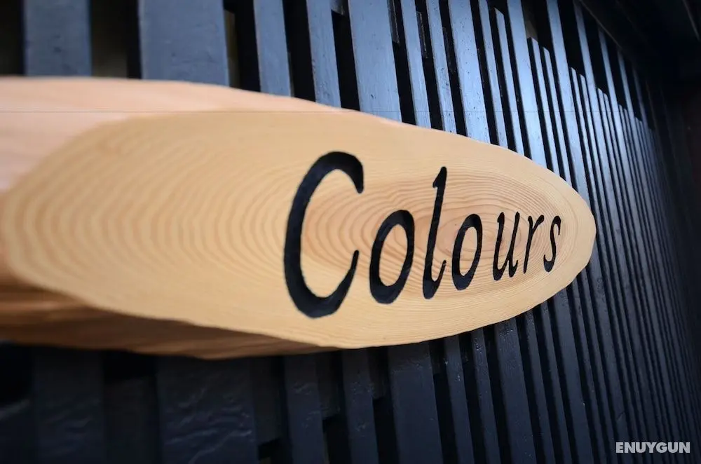 Colours - Hostel - Öne Çıkan Resim