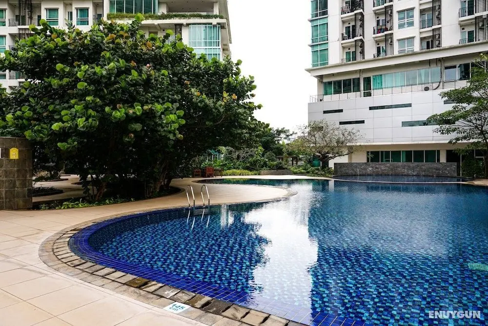 Comfort And Elegant 2Br At Woodland Park Residence Apartment - Havuz