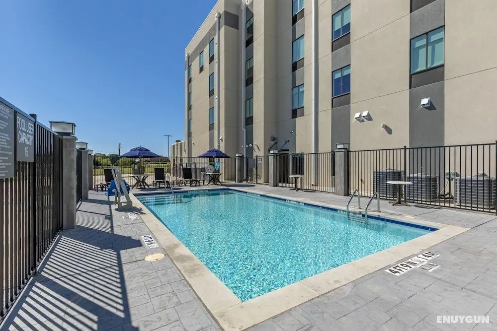 Comfort Inn & Suites Balch Springs - SE Dallas - Havuz