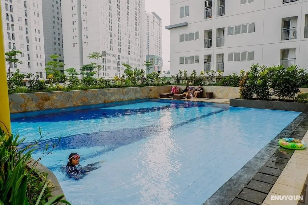 Comfort And Restful 2Br At Bassura City Apartment - Havuz