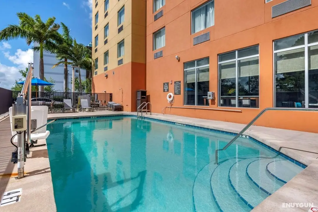 Comfort Suites Fort Lauderdale Airport South & Cru - Havuz