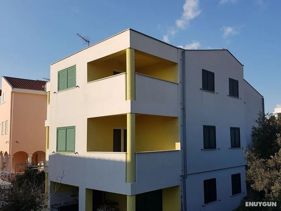 Comfortable Apartment With Coverd Balcony and Sea View, Near the Beach - Dış Mekan