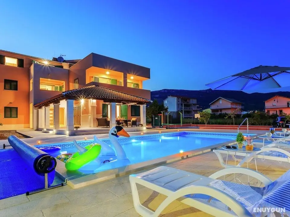 Comfortable Villa in Kaštel Novi With Pool - Dış Mekan