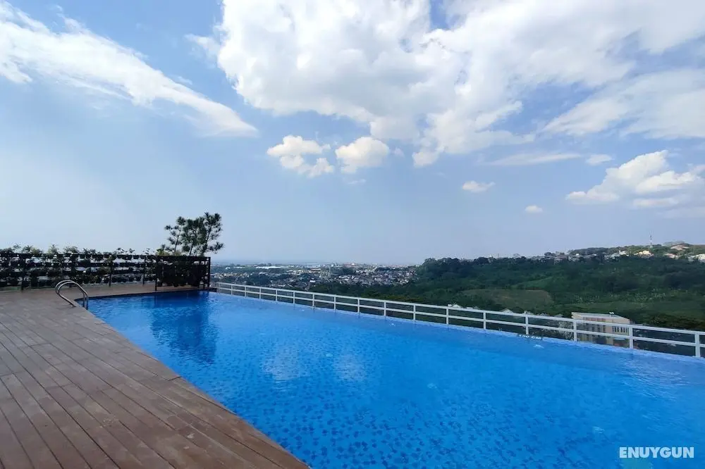 Comfortable And Modern 1Br Without Living Room At Amartha View Apartment - Havuz
