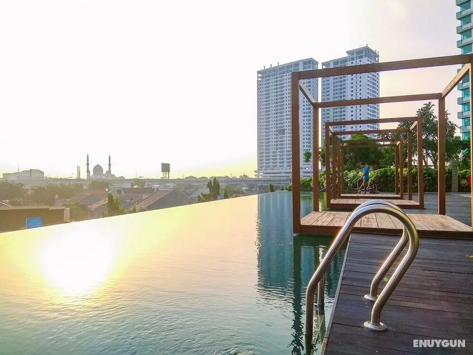Comfy And Homey Studio Room At Grand Kamala Lagoon Apartment - Havuz