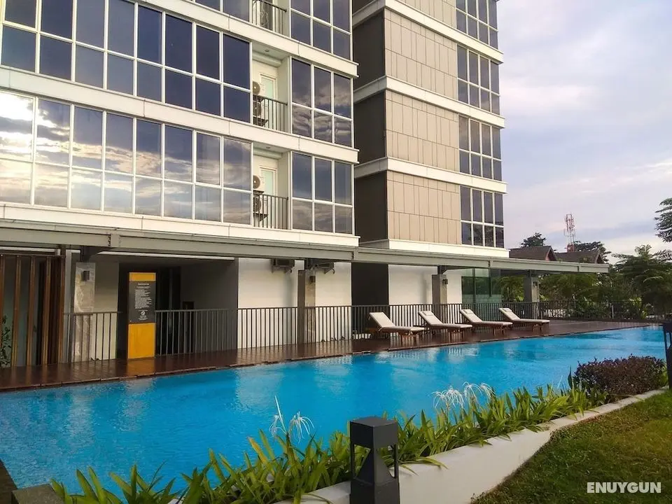 Comfy and Modern 1BR at Lexington Apartment - Havuz