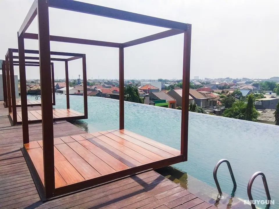 Compact and Modern Studio Room Apartment at Grand Kamala Lagoon - Havuz