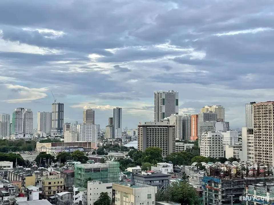 Condo Unit With Balcony in Manila - Oda Düzeni
