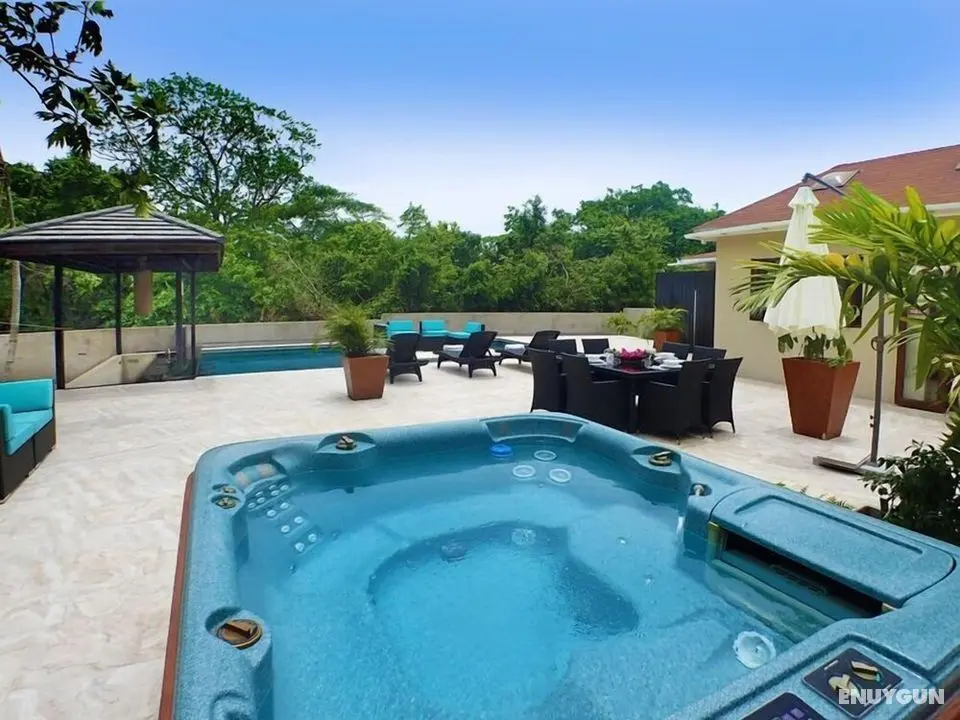 Cool Breeze, 3BR by Jamaican Treasures - Havuz