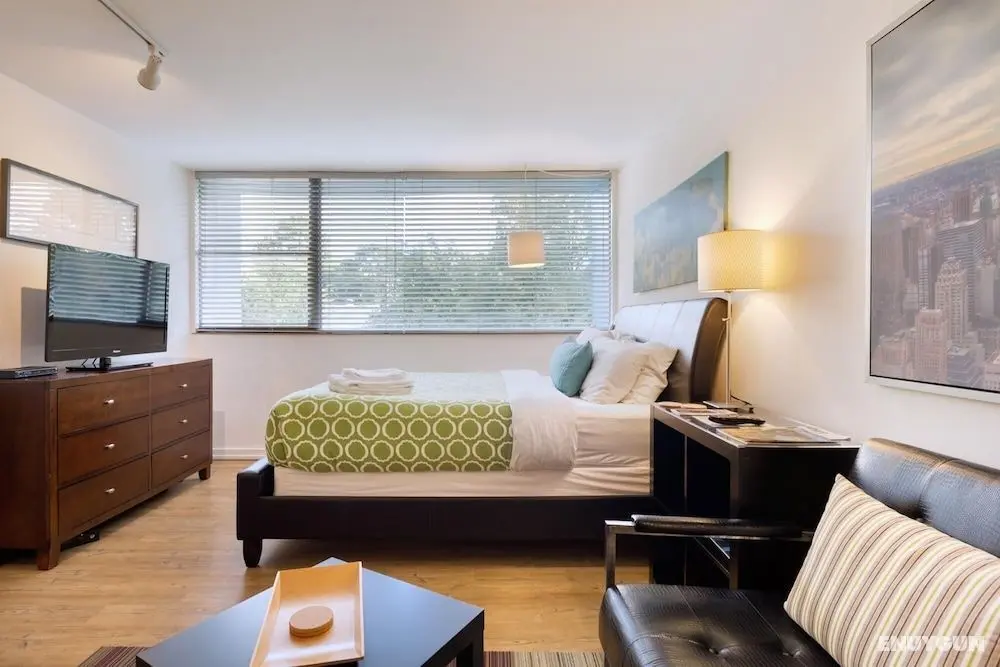 Cool Classic Studio Apartment L - Includes Weekly Cleanings w Linen Change - Öne Çıkan Resim