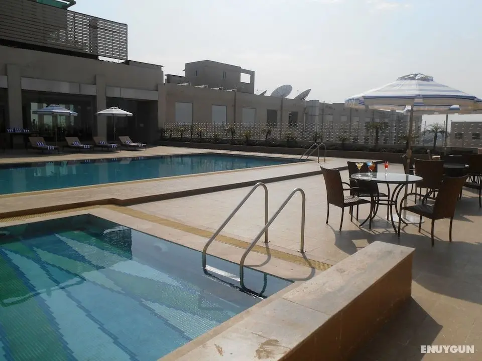 Country Inn & Suites by Radisson, Meerut - Havuz