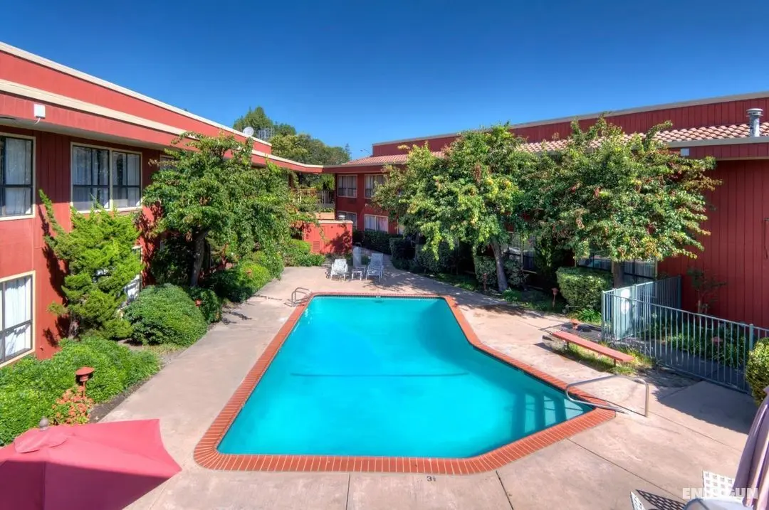 County Inn - Havuz