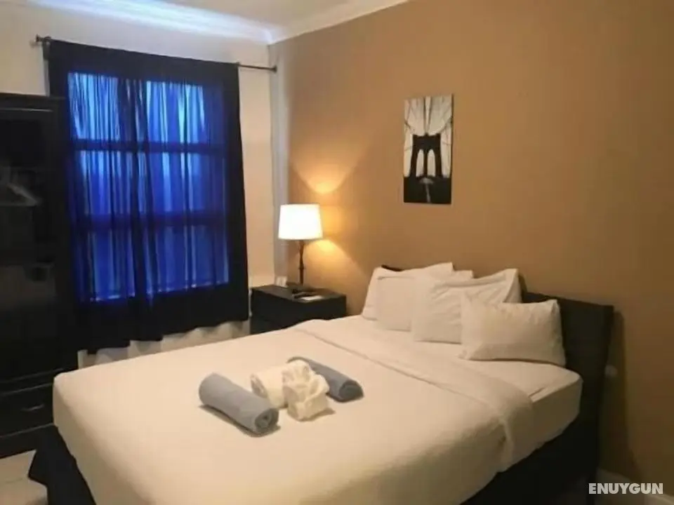 Couples Getaway on the Hollywood Beach - Öne Çıkan Resim