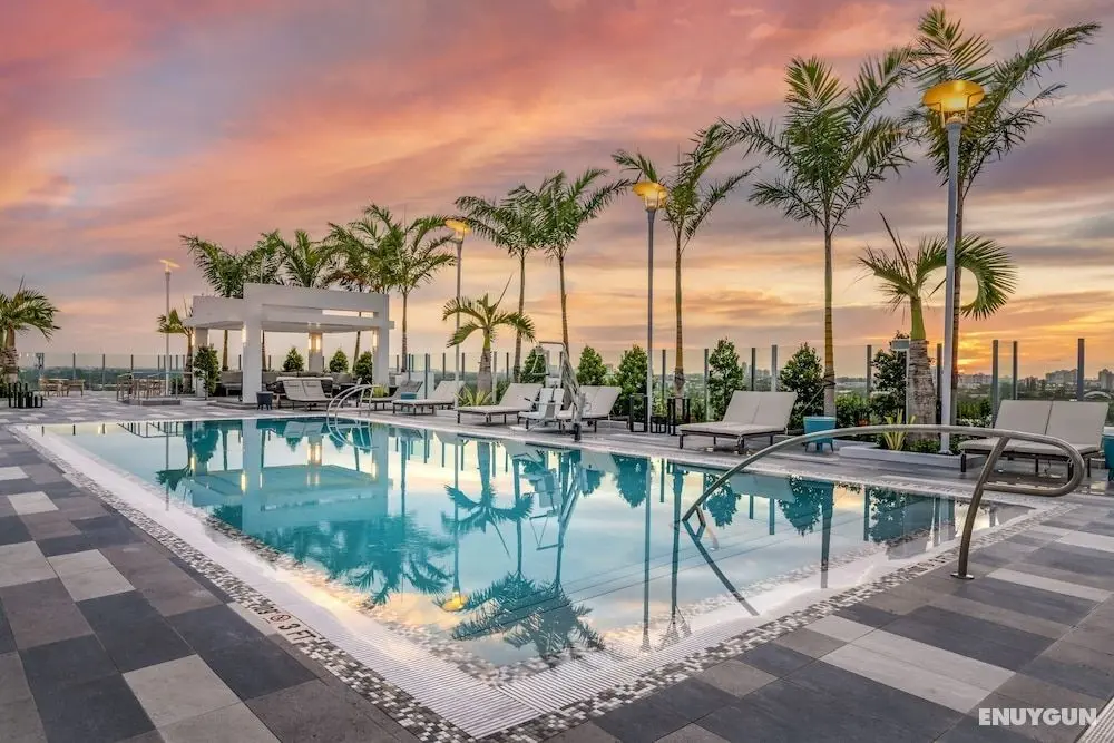 Courtyard by Marriott Fort Lauderdale Downtown - Havuz