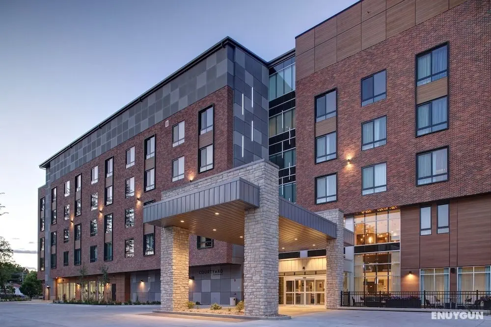 Courtyard by Marriott Iowa City University Heights - Dış Mekan