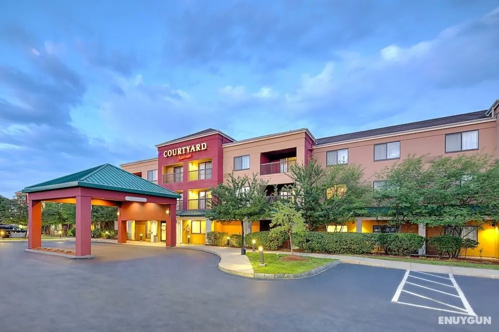 Courtyard by Marriott Manchester - Boston Regional Airport - Dış Mekan