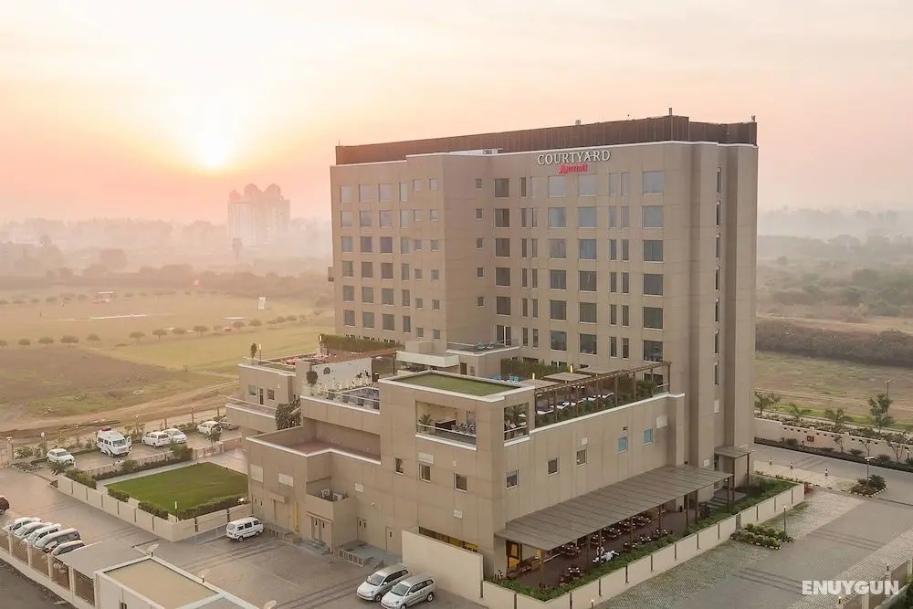Courtyard by Marriott Surat - Dış Mekan