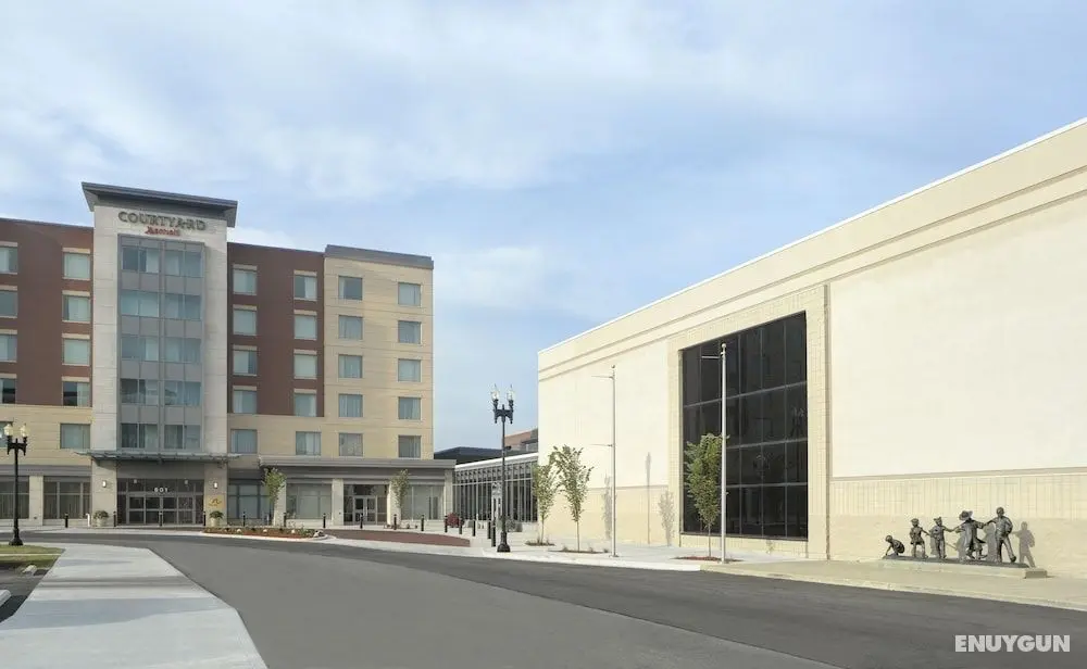 Courtyard Muncie at Horizon Convention Center - Aile ve Çocuklar