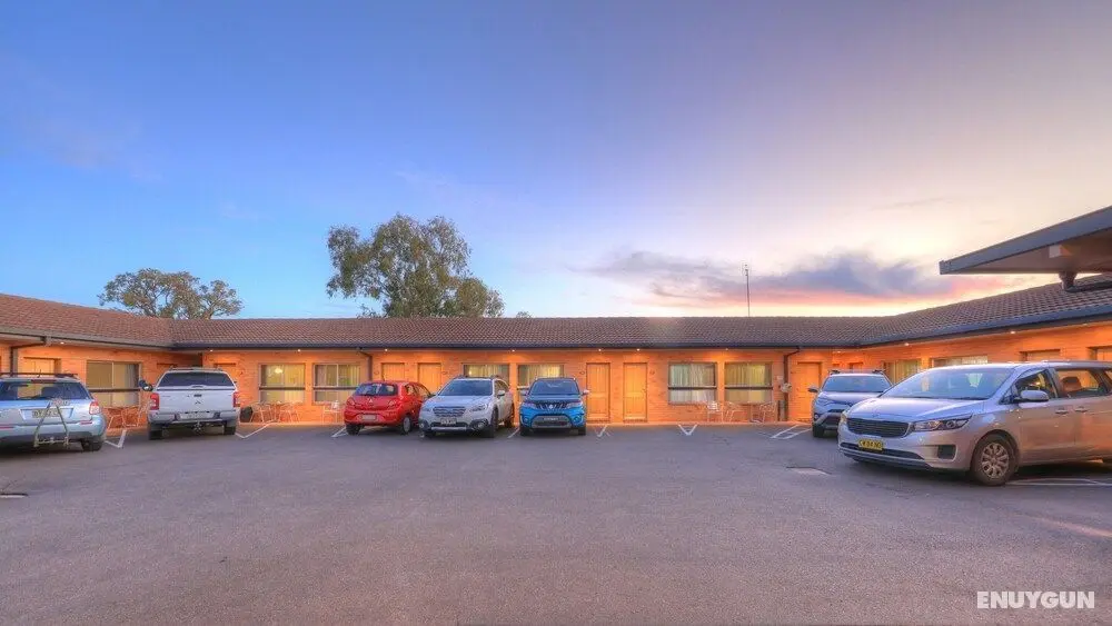 Cousins Motor Inn - Otopark