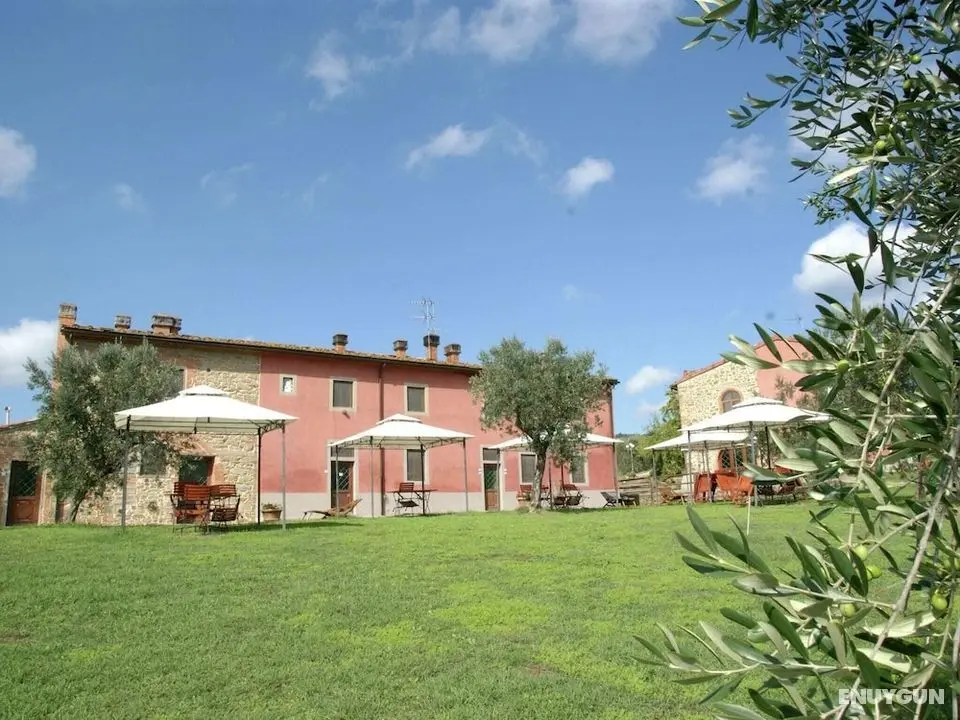 Cozy Holiday Home in Capraia e Limite With Pool - Dış Mekan