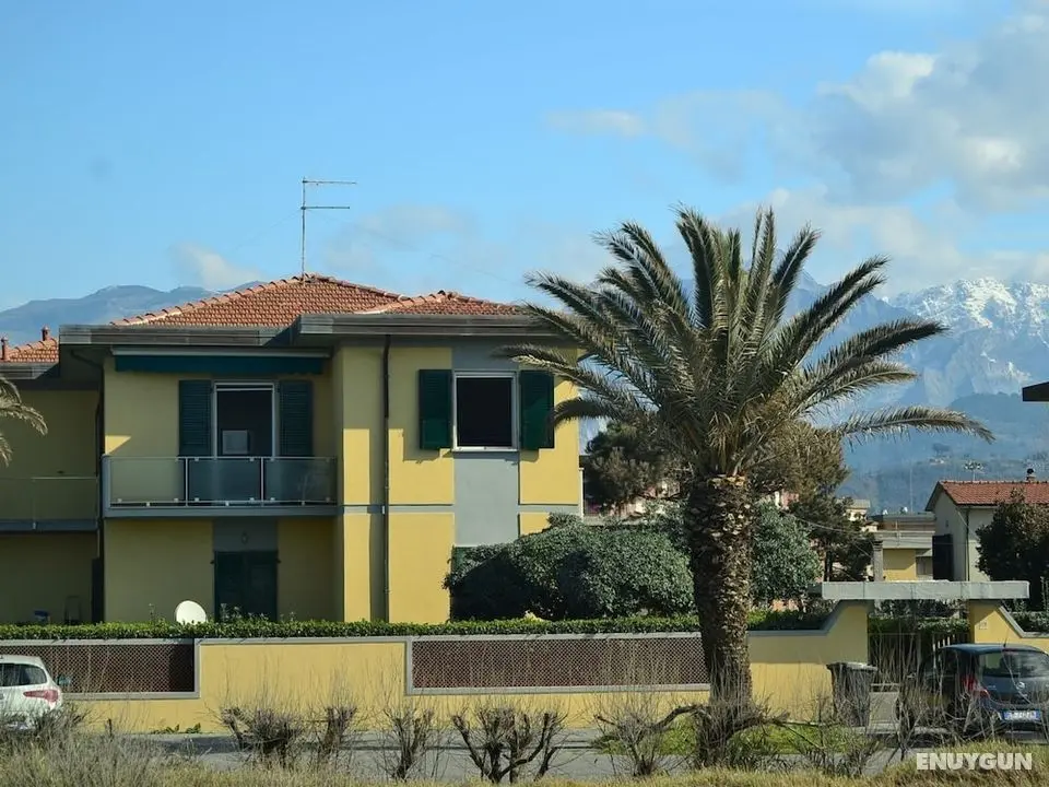 Cozy Holiday Home With Terrace in Carrara - Öne Çıkan Resim