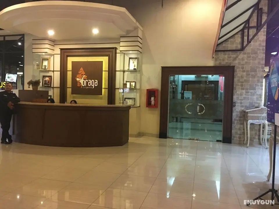 Cozy Stay And Serene Designed 2Br At Braga City Walk Apartment - Lobi