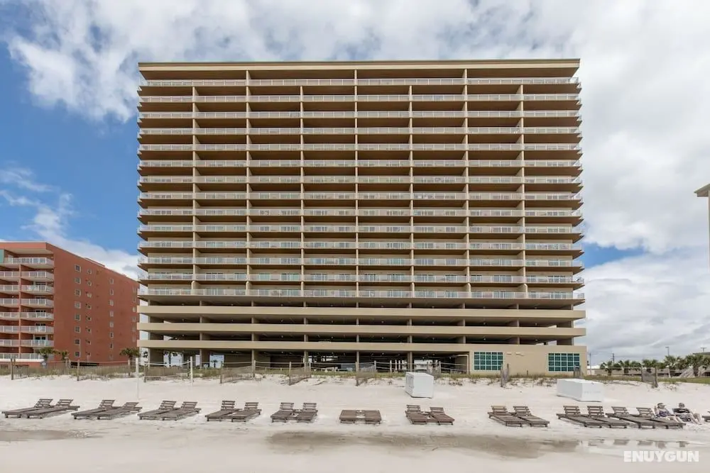 Crystal Shores West Condos by Hosteeva - Dış Mekan