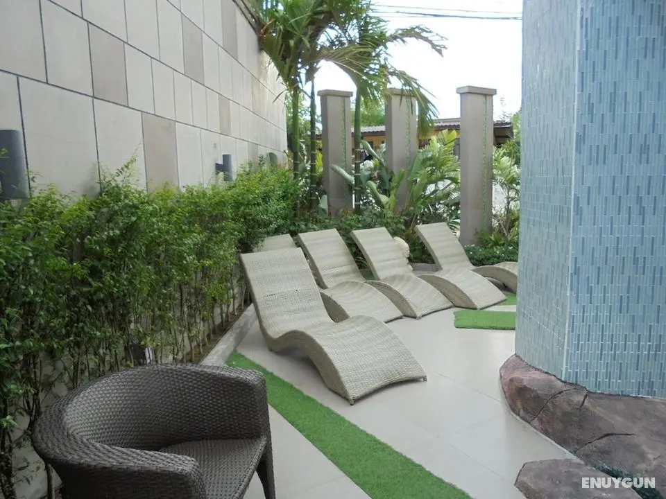 D Day Resotel Pattaya - Havuz