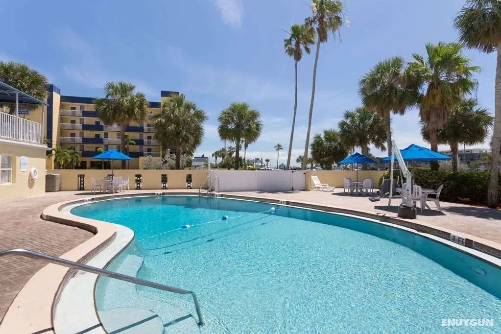 Days Inn by Wyndham Cocoa Beach Port Canaveral - Havuz
