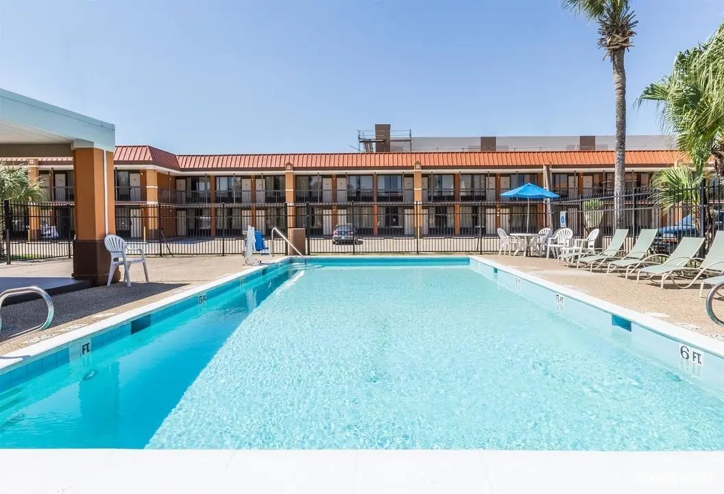 Days Inn by Wyndham New Orleans - Havuz