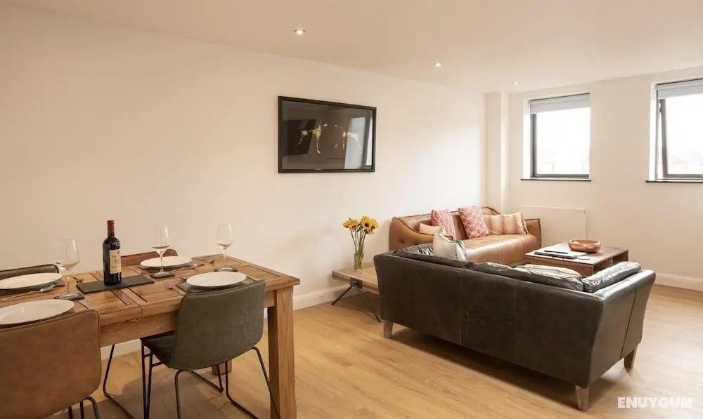 Delightfully Bright 2 Bedroom Apartment in the Heart of Old Town Swindon - Oda