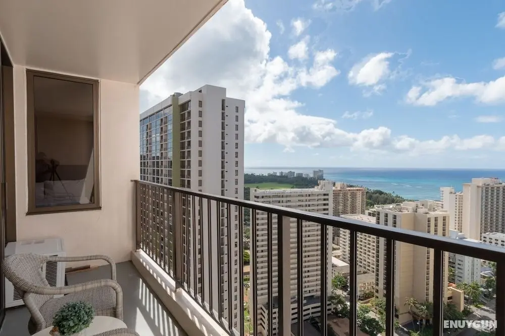 Deluxe 32nd Floor Condo - Gorgeous Ocean Views, Free Wifi & Parking! by Redawning - Oda Düzeni