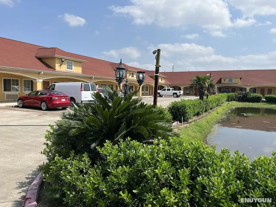 Deluxe Inn & Suites - Dış Mekan