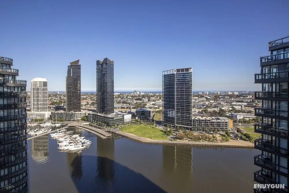 Docklands high level 1 Bedroom Apartment with pool by KozyGuru - Oda Manzaraları