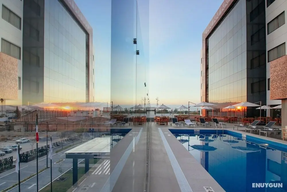 DoubleTree by Hilton Celaya - Havuz